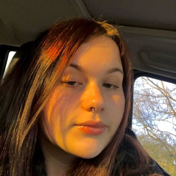 Profile Picture of Chloe Moore (@chloemoore143) on Poshmark