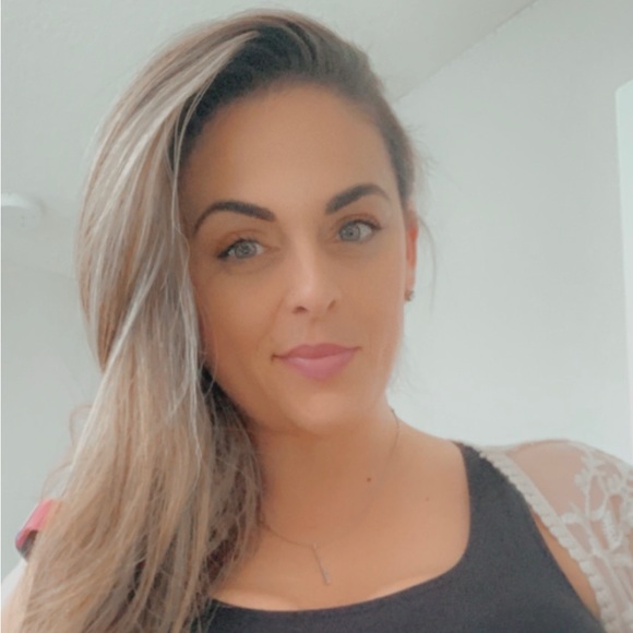 Profile Picture of Madelin Alzamora (@m_alzamora) on Poshmark