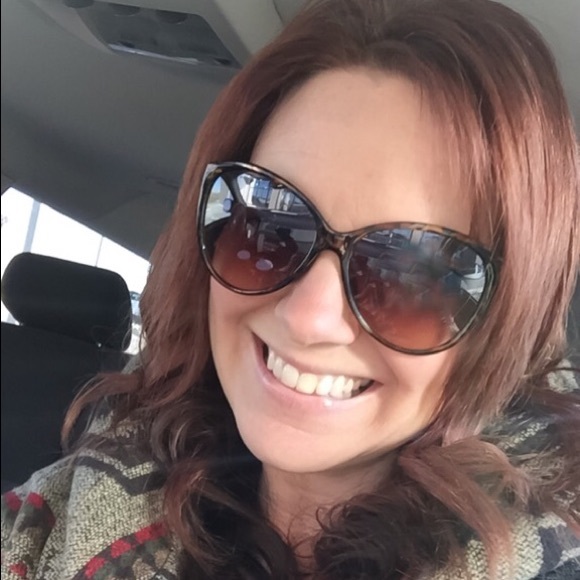 Profile Picture of Sarah Post (@deeb37) on Poshmark