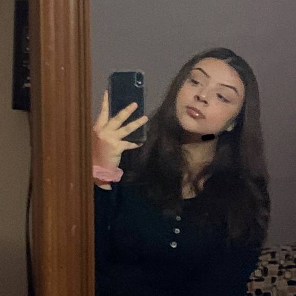 Profile Picture of Fernanda Quintero (@fernandaquint) on Poshmark