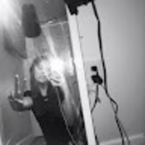 Profile Picture of Devanie Dettelbach (@dettelbachdev) on Poshmark