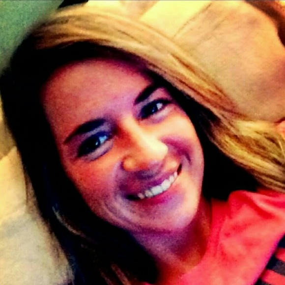 Profile Picture of Danielle Adams (@turdmuff25) on Poshmark