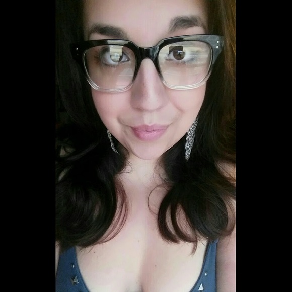 Profile Picture of Anna Smeaton (@sugarbreeze36) on Poshmark