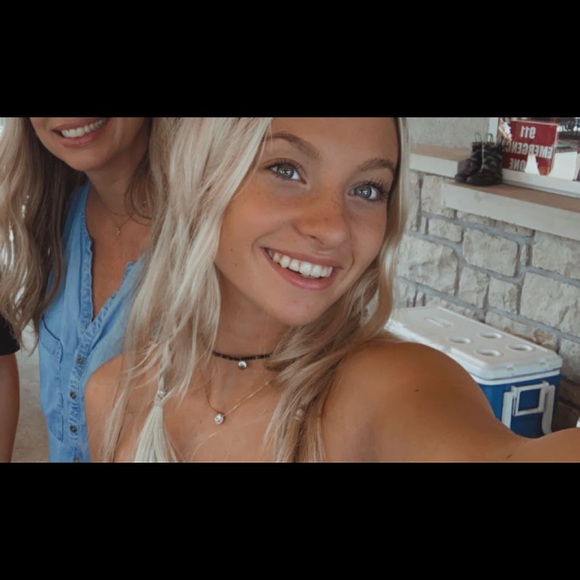 Profile Picture of Nikki Bateman (@nikkibat) on Poshmark