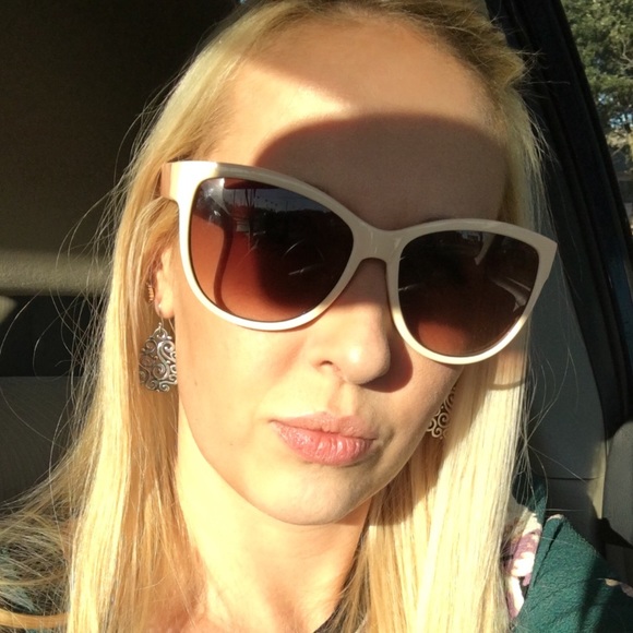 Profile Picture of Erika Shelton (@erika68402) on Poshmark