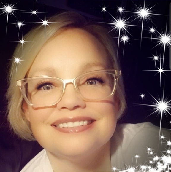Profile Picture of Paula Redmond (@paularedmond) on Poshmark