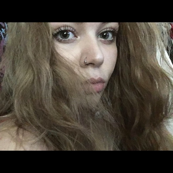 Profile Picture of Angela Young (@anggiieyoung) on Poshmark
