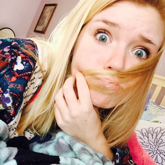 Profile Picture of Olivia Custer (@olivia65custer) on Poshmark