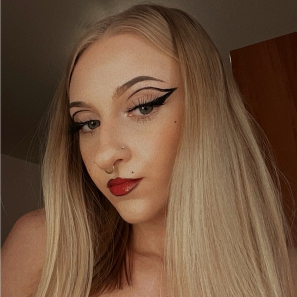 Profile Picture of Becky Lewey (@leweyrebecca) on Poshmark