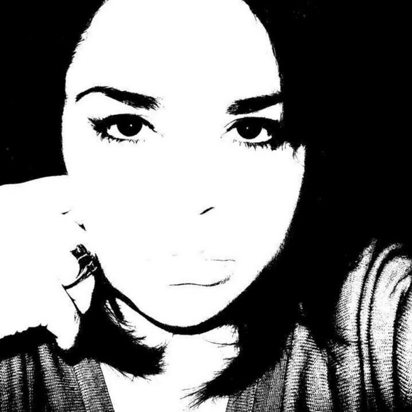 Profile Picture of Iris Flores (@irisflores957) on Poshmark