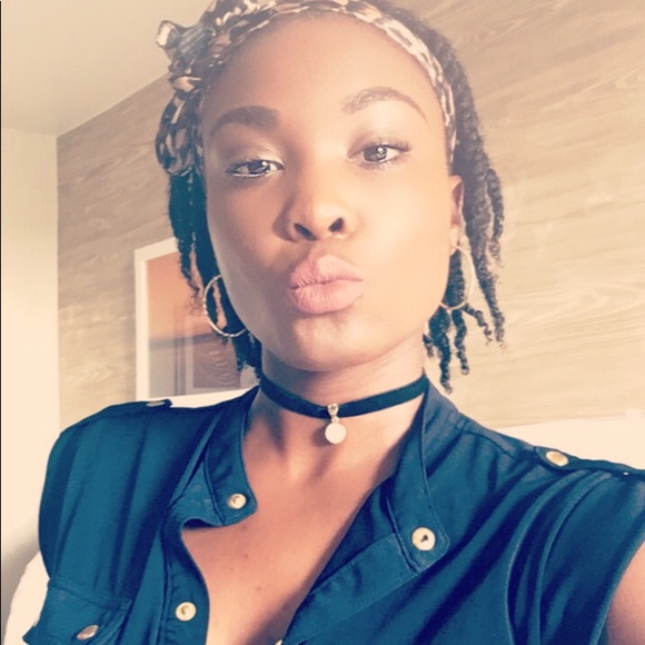 Profile Picture of Jazmine Thomas (@curlgeous_jazzz) on Poshmark