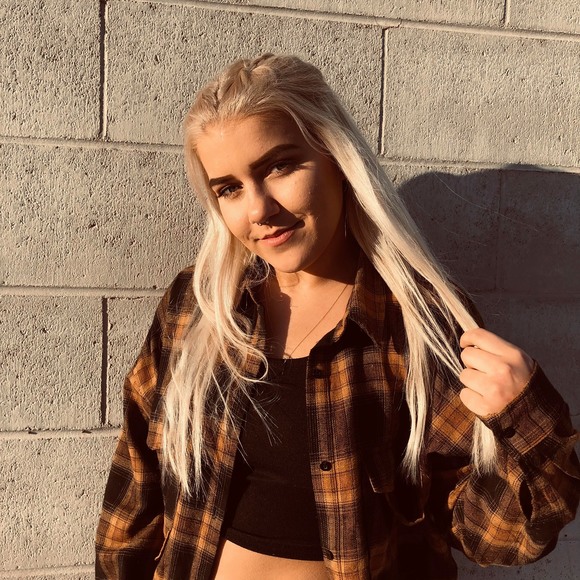 Profile Picture of Toni Carlson (@tonisquidgy) on Poshmark