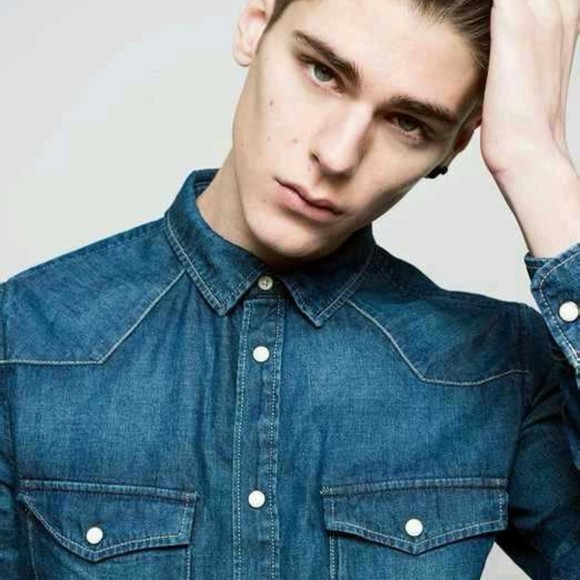 Profile Picture of Tharron Carr (@delfinadarla181) on Poshmark