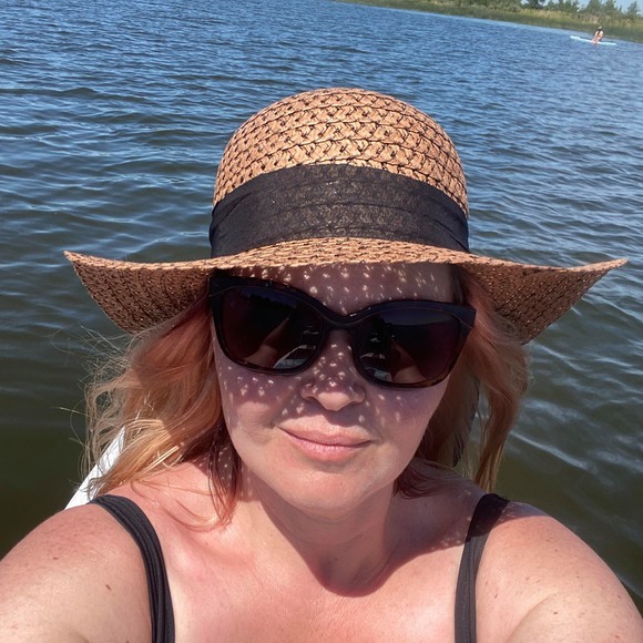 Profile Picture of Anita Surgeson (@anitasurgeson) on Poshmark