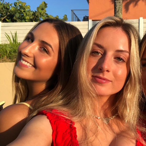 Profile Picture of Juliana Joaquin (@julianajoaquin) on Poshmark