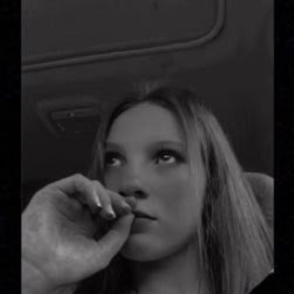 Profile Picture of Jillian Monez (@monezjillian) on Poshmark