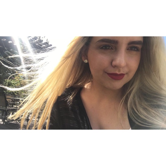 Profile Picture of Stephanie Schoonmaker (@stephschoon) on Poshmark