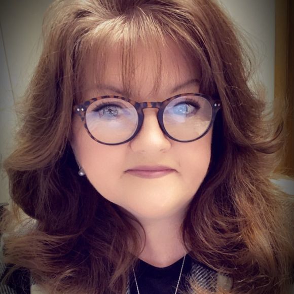 Profile Picture of Lisa Gilliam (@lisa3330) on Poshmark