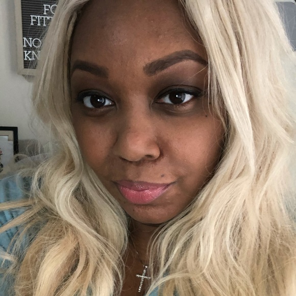Profile Picture of Debra Willis (@dmichellewillis) on Poshmark
