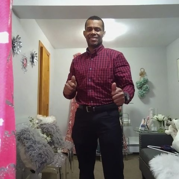 Profile Picture of John Zea (@zeajohn77) on Poshmark