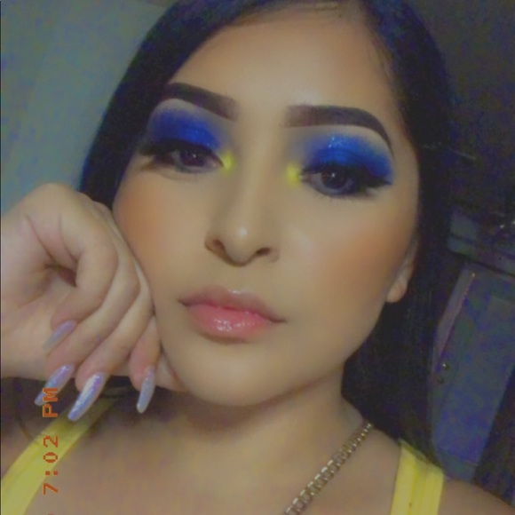 Profile Picture of Alexia Borboa (@alexiaborboa) on Poshmark