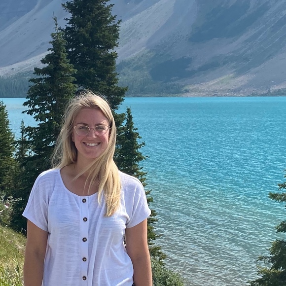 Profile Picture of Jennifer Deroy (@jenzy_mj) on Poshmark