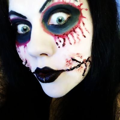 Profile Picture of April Butcher 🎃💀👻 (@Lady_Pogues) on Twitter