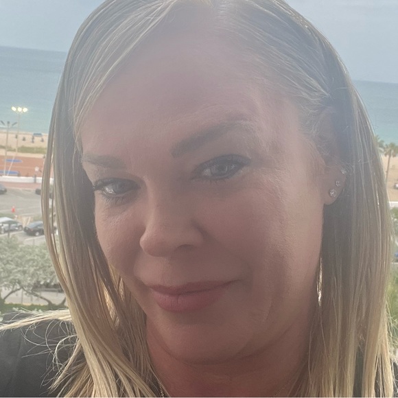 Profile Picture of Theresa Hally (@whitetheresax) on Poshmark