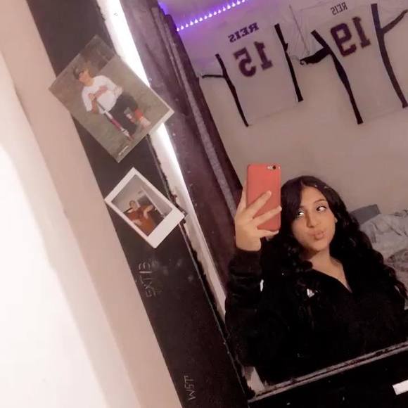 Profile Picture of Alecia Brinkman (@aleciabrinkman) on Poshmark