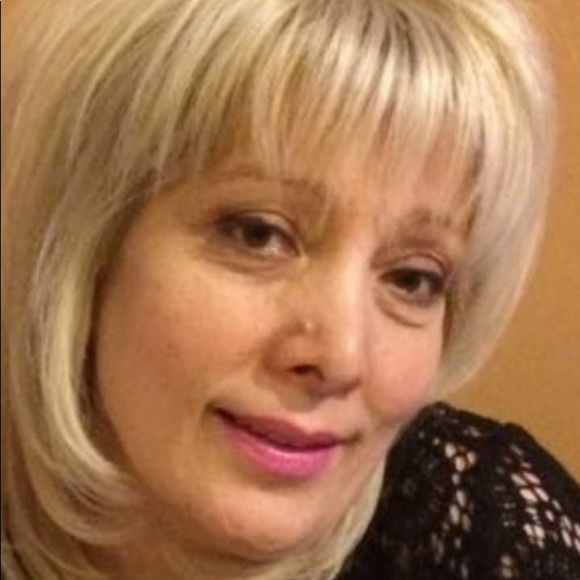 Profile Picture of Albina Williams (@albinawilliams) on Poshmark