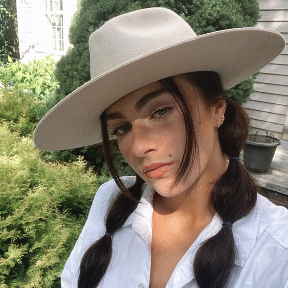 Profile Picture of Arianna Cunha (@aric2408) on Poshmark