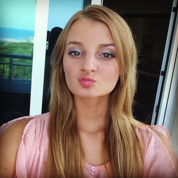 Profile Picture of Candice Clay (@cjclay) on Poshmark