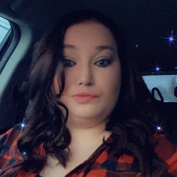 Profile Picture of April Piccola (@aprillynnpicc) on Poshmark