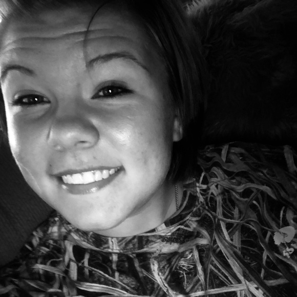 Profile Picture of Hailey Foster (@hfoster_15) on Poshmark