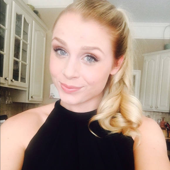 Profile Picture of Callista Decramer (@callistamatae) on Poshmark