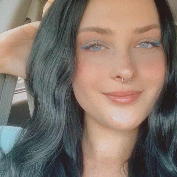 Profile Picture of Sunny Deppen (@sunnymayd11) on Poshmark