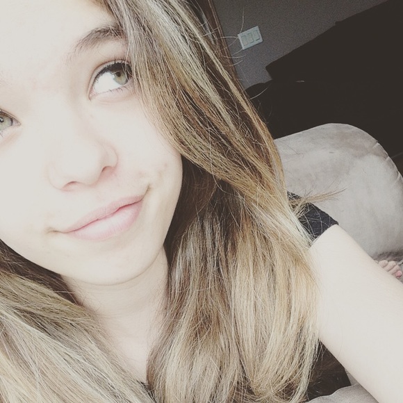 Profile Picture of Isabelle Thomaschefsky (@isatm45) on Poshmark