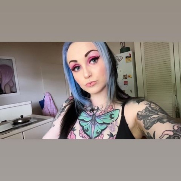 Profile Picture of Stephanie Louise (@stephpls) on Poshmark