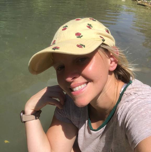 Profile Picture of Amanda Gravett (@amandagravett) on Poshmark