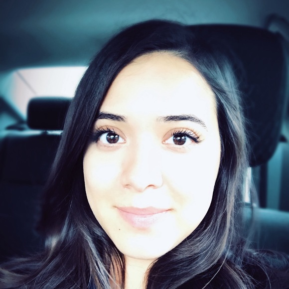 Profile Picture of Crystal Resendiz (@crystal33119) on Poshmark