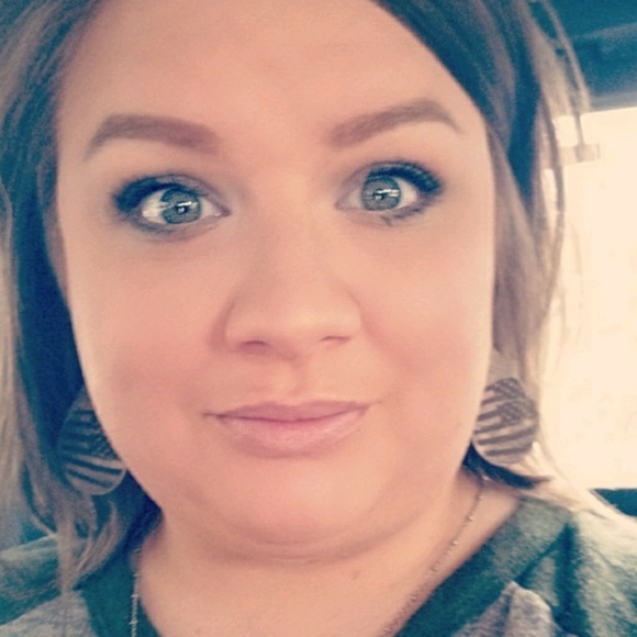 Profile Picture of Amanda Sims (@simsmom2003) on Poshmark