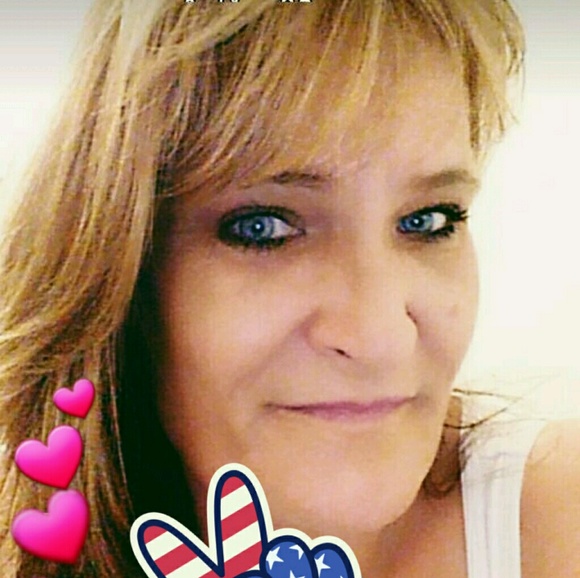 Profile Picture of Lori Pruitt (@lorimoss17) on Poshmark