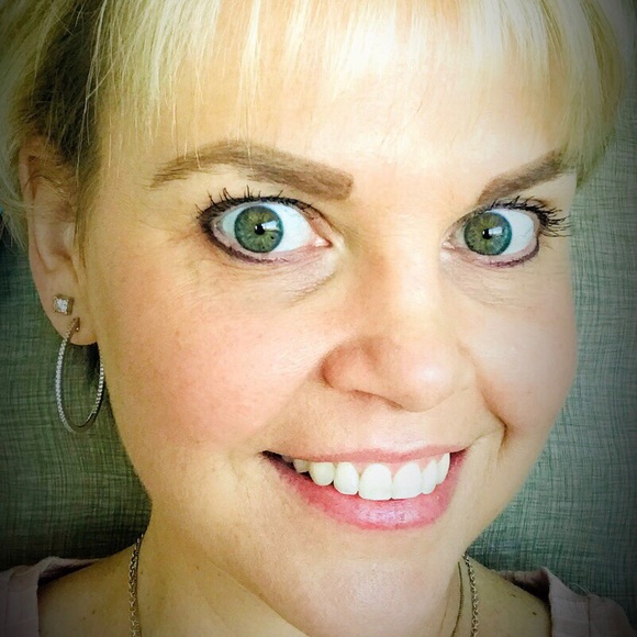 Profile Picture of Lindsi Pendergraft (@lindsifay) on Poshmark