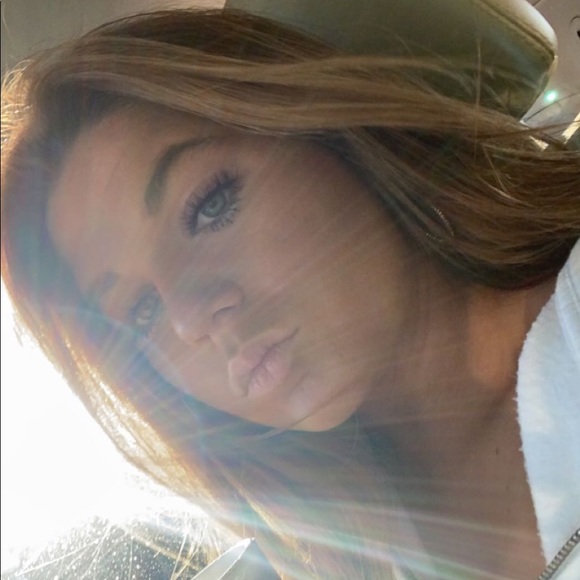 Profile Picture of Alexandra Pettit (@alexandra2200) on Poshmark