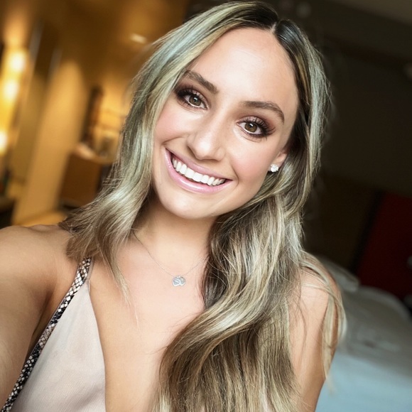 Profile Picture of Taylor Thorpe (@tayymt) on Poshmark
