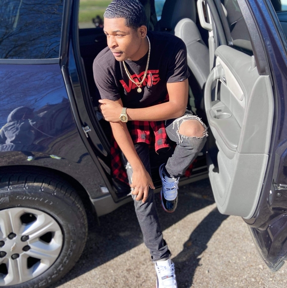 Profile Picture of Blake Battle (@bbattle3869) on Poshmark