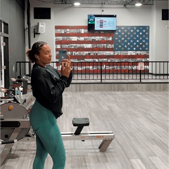 Profile Picture of Kylie Sendejo (@kylierae6) on Poshmark