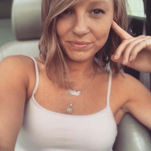 Profile Picture of Rachel Robicheau (@quinnmorgendorf) on Poshmark
