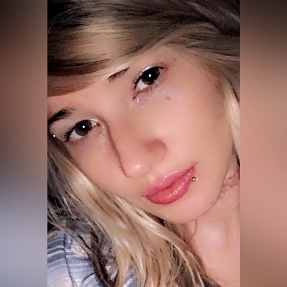 Profile Picture of Lesley Emmel (@lesleyjane92) on Poshmark