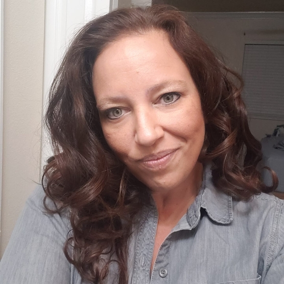 Profile Picture of Elizabeth Sekac (@lizsekac) on Poshmark